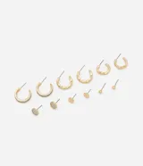 Set de seis pares de aros dorados con diferentes diseños: tres pares de aros tipo argolla de diferentes tamaños, dos pares de aros tipo botón con forma circular y un par de aros tipo botón con forma de esfera.