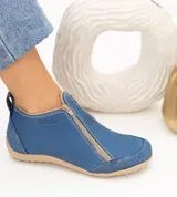 Zapatito marrón de cuero con puntera de gamuza, cierre frontal con cremallera y tirador trasero.