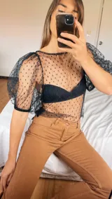 Blusa fucsia transparente de plumetí con mangas abullonadas y cuello redondo. Incluye musculosa al tono.