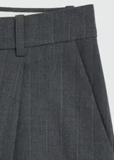 Pantalón recto de tiro medio con estampado de raya diplomática, con dos bolsillos laterales y cierre oculto.