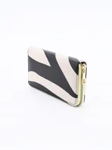 Billetera rectangular con cierre perimetral, estampado de cebra en blanco y negro.