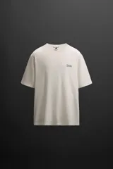 Camiseta color crudo de corte relaxed fit, cuello redondo y manga corta. Estampado con la frase "Find trails, not excuses" en el frente.