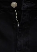Pantalón de jeans negro de tiro alto, corte flare y bajo deshilachado.