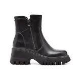 Botas marrones de cuero sintético con plataforma y cierre lateral.
