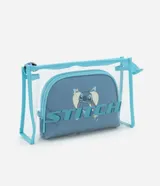 Kit de dos neceseres con temática de Stitch. El neceser exterior es transparente con bordes y cierres en color celeste. El neceser interior es de color azul grisáceo, con un estampado de Stitch sobre un fondo en forma de corazón y la palabra "STITCH" en relieve.
