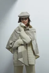 Ruana con diseño de patchwork en tonos marrones y beige, terminación de crochet hecho a mano.