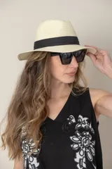 Blusa sin mangas de algodón color blanco con bordados florales negros en el frente y escote en V.