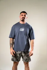 Remera gris con estampado en el frente con la frase "Fear Less". En la espalda tiene un estampado vertical con la frase "More Strength".
