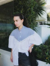 Blusa de mangas globo confeccionada en denim celeste con canesú de encaje negro y detalles de puntilla negra.