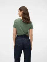 Remera verde militar de algodón orgánico con cuello redondo, mangas cortas con dobladillo y calce regular.