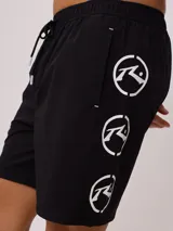 Short de baño negro con logo de la marca Rusty estampado en blanco en la pierna derecha.