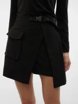 Minifalda negra con diseño cruzado, cinturón con hebilla y bolsillo lateral con solapa.