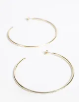 Aros tipo argolla grandes, de metal dorado, con cierre de tope a presión.
