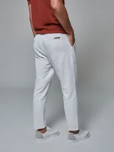 Pantalón color beige con cintura elastizada y cordón ajustable. Corte recto y bolsillos laterales.