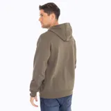 Buzo con capucha color verde oliva con cordones ajustables y bolsillo tipo canguro. Estampado frontal con el nombre de la marca en color beige.