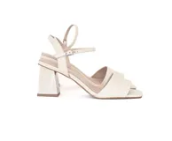 Sandalias de cuero color crema, con tira ancha sobre los dedos, pulsera al tobillo con hebilla y tacón bloque de 8 cm.