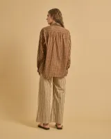 Camisa marrón con estampado de líneas verticales color crema, corte holgado y cuello clásico.