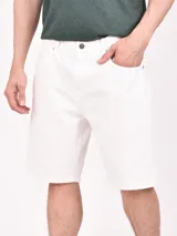 Bermuda blanca de jean de corte recto.