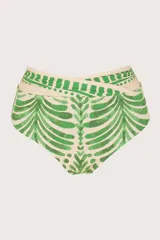 Calzón de bikini color crema con estampado de hojas de palmera color verde. Tiene cintura alta con faja cruzada fruncida.
