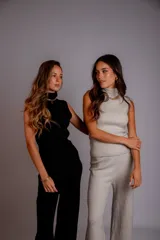 Conjunto tejido de chaleco y pantalón, talle único. El chaleco es sin mangas y con cuello alto. El pantalón es de corte ancho.