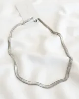 Collar plateado de acero con cadena tipo espiga.