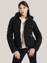 Campera acolchada negra con cierre de cremallera, cuello alto con capucha, mangas largas y bolsillos laterales con cremallera.