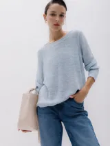Sweater de punto celeste de tejido suave.