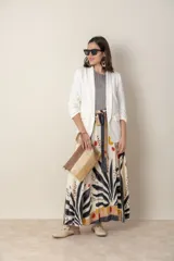 Blazer italiano color beige de algodón, con solapa entera, bolsillos delanteros y frunce en las mangas tres cuartos.