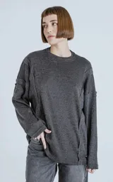 Sweater gris oscuro de manga larga con cuello redondo y paneles laterales con costuras a la vista.