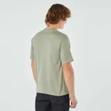Camiseta verde oliva de manga corta con cuello redondo y bolsillo en el pecho.
