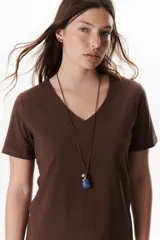 Remera color azul con escote en V y mangas cortas.