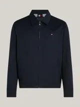 Campera Tommy Hilfiger modelo Ivy, color azul marino, de corte regular, confeccionada en algodón. Tiene cuello inglés, cierre de cremallera, dos bolsillos diagonales en la cintura, puños con botón y logo bordado en el pecho.