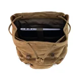 Mochila de tela canvas color verde oliva con tapa y detalles en símil cuero marrón. Cierre superior marinero, bolsillos internos, externos frontal, laterales y trasero con cierre. Asas rígidas, correas ajustables y espacio para laptop de 15".