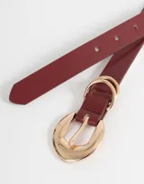 Cinturón de cuerina color negro con hebilla dorada en forma de medialuna.