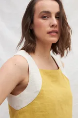 Top color crudo de lino, con breteles anchos en color blanco y corte recto.