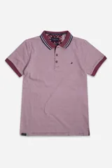 Remera de mangas cortas con cuello polo a rayas horizontales azul marino y blancas.