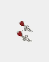 Aros colgantes cortos con pasante de corazón rojo y moño de metal plateado, con cierre de tope a presión.