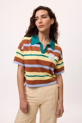 Remera tejida de algodón a rayas horizontales en tonos marrón, amarillo y celeste, con cuello polo y parche con logo en el pecho.