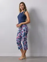 Pantalón capri de gabardina elastizada estampada, marca Zac & Rachel. Con pretina ancha elastizada.