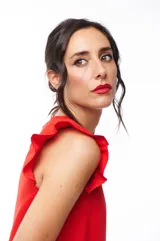 Vestido corto rojo con escote en V y volados en los hombros.