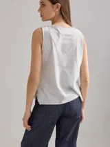 Musculosa de lino color negro con paneles laterales en color beige.