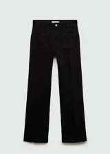 Pantalón de jean negro con tiro medio, corte acampanado y bajo deshilachado. Presenta cuatro bolsillos y cierre de cremallera con botón.