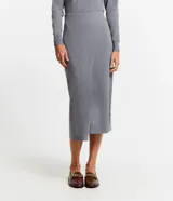 Pollera midi gris de punto, con detalle delantero cruzado.