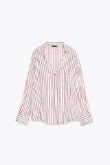 Camisa blanca con rayas verticales color ladrillo, de tela satinada, con cuello solapa, escote en pico y mangas largas.