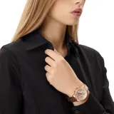 Reloj Michael Kors modelo Bryant, color oro rosa, con caja de acero inoxidable de 37mm y bisel con cristales. La esfera tiene cronógrafo y fechador. Resistente al agua hasta 50 metros.