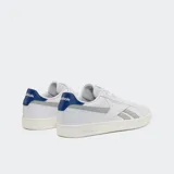 Championes Reebok Classics Court Retro blancos con detalles en gris y azul.