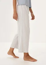 Pijama celeste con remera de mangas cortas y pantalón largo a cuadros con estrellas.