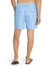 Short de baño celeste con estampado de caballitos de mar rosados. Tiene cintura elástica con cordón ajustable, bolsillos laterales y traseros.