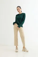 Remera verde oscuro de algodón, de manga larga y corte recto.