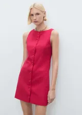 Vestido corto color fucsia, sin mangas, con cuello redondo y cierre frontal con botones. Presenta dos bolsillos laterales de ribete y forro interior.
